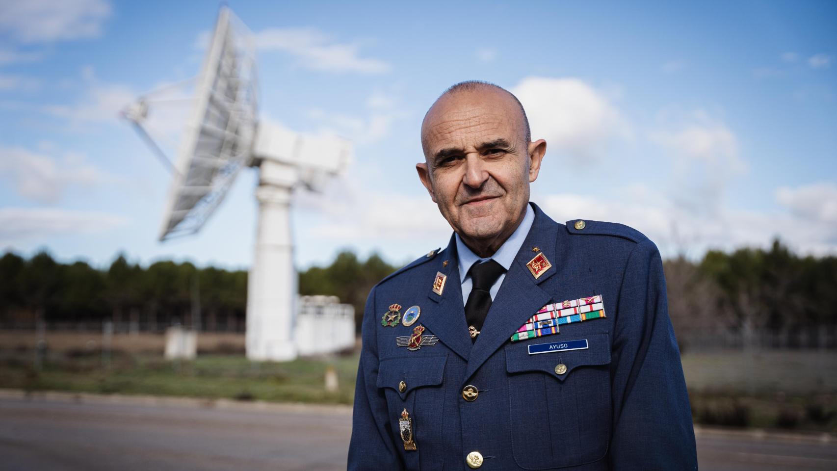 El general Julio Ayuso, del Ejército del Aire y del Espacio, es el director del Instituto Nacional de Técnica Aeroespacial (INTA), cuya sede se encuentra en Torrejón de Ardoz, Madrid.