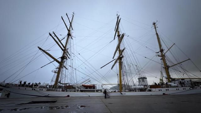 El buque escuela alemán Gorch Fock amarrado en el puerto de Vigo.