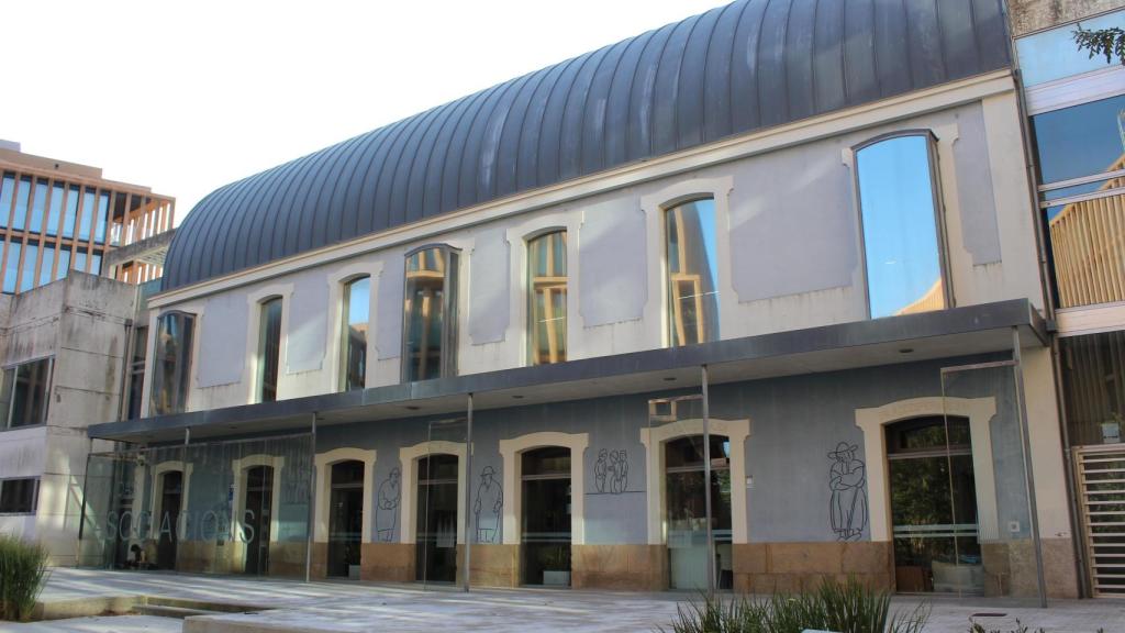 Casa das asociacións, estación de Cornes en la actualidad.