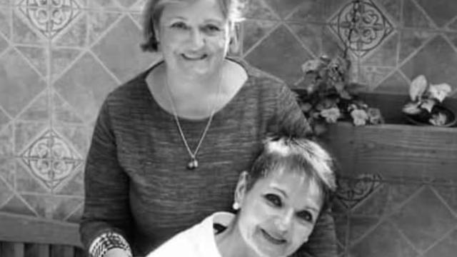 Toñi, una vecina de Pizarra, con su otra hermana.