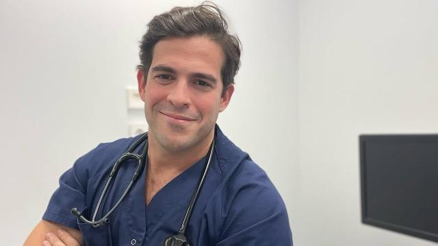 El cardiólogo Aurelio Rojas en su consulta.