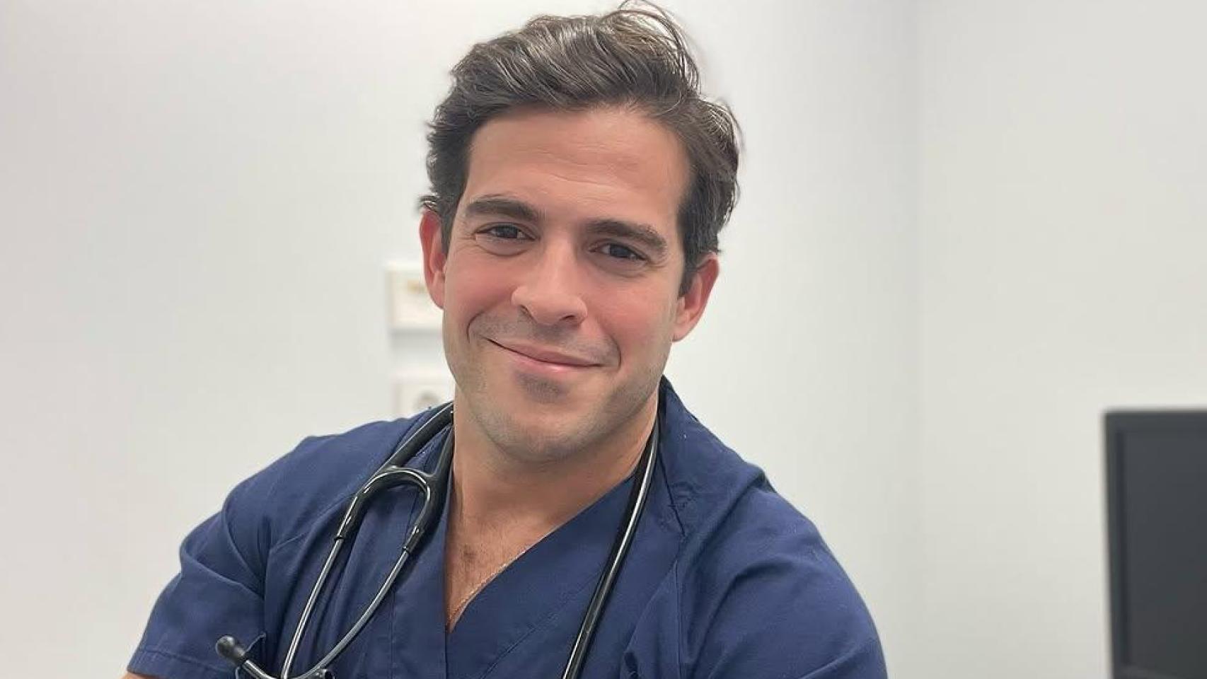 El cardiólogo Aurelio Rojas en su consulta.