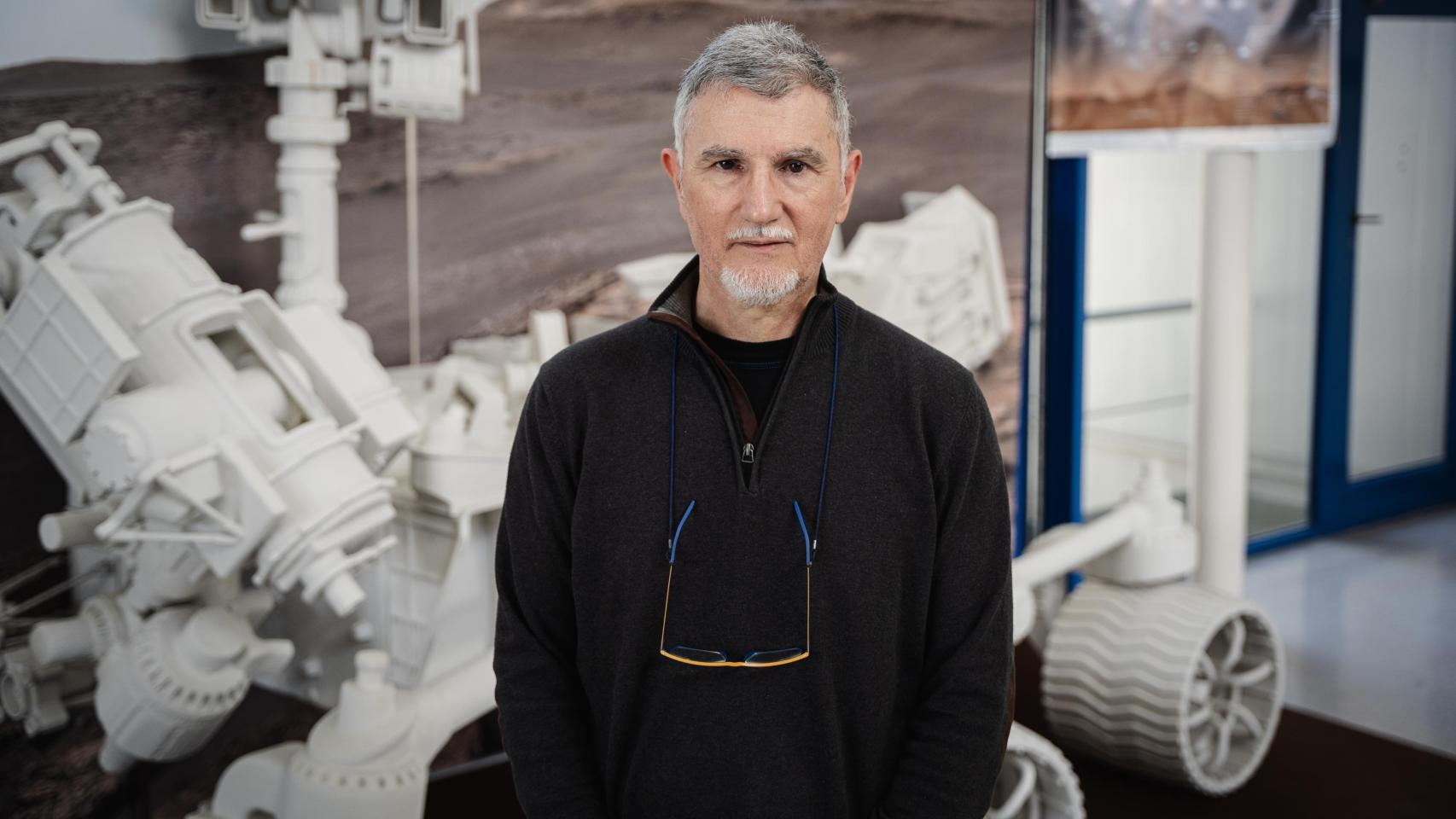 Víctor Parro es doctor en Ciencias y especialista en microbiología molecular y ambiental; desde hace 5 años está al frente del Centro de Astrobiología (CAB), situado en la sede del INTA, en Torrejón de Ardoz.