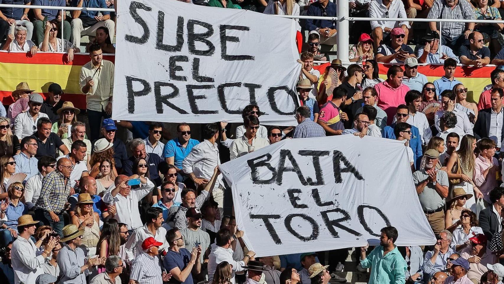Asistentes protestando en la plaza de Toros de Ventas.