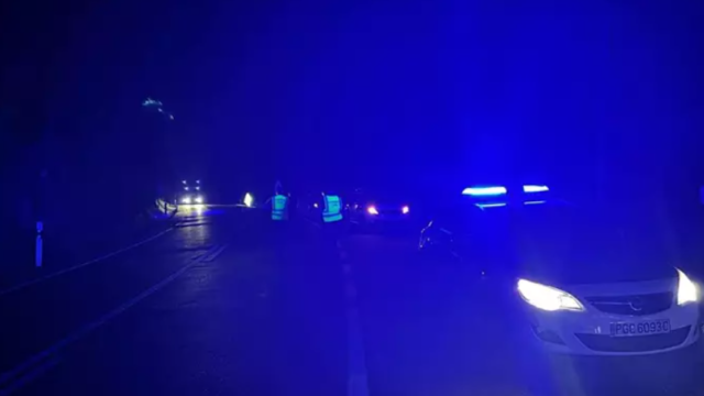 La Guardia Civil regula el tráfico cerca de la zona del accidente de helicóptero.