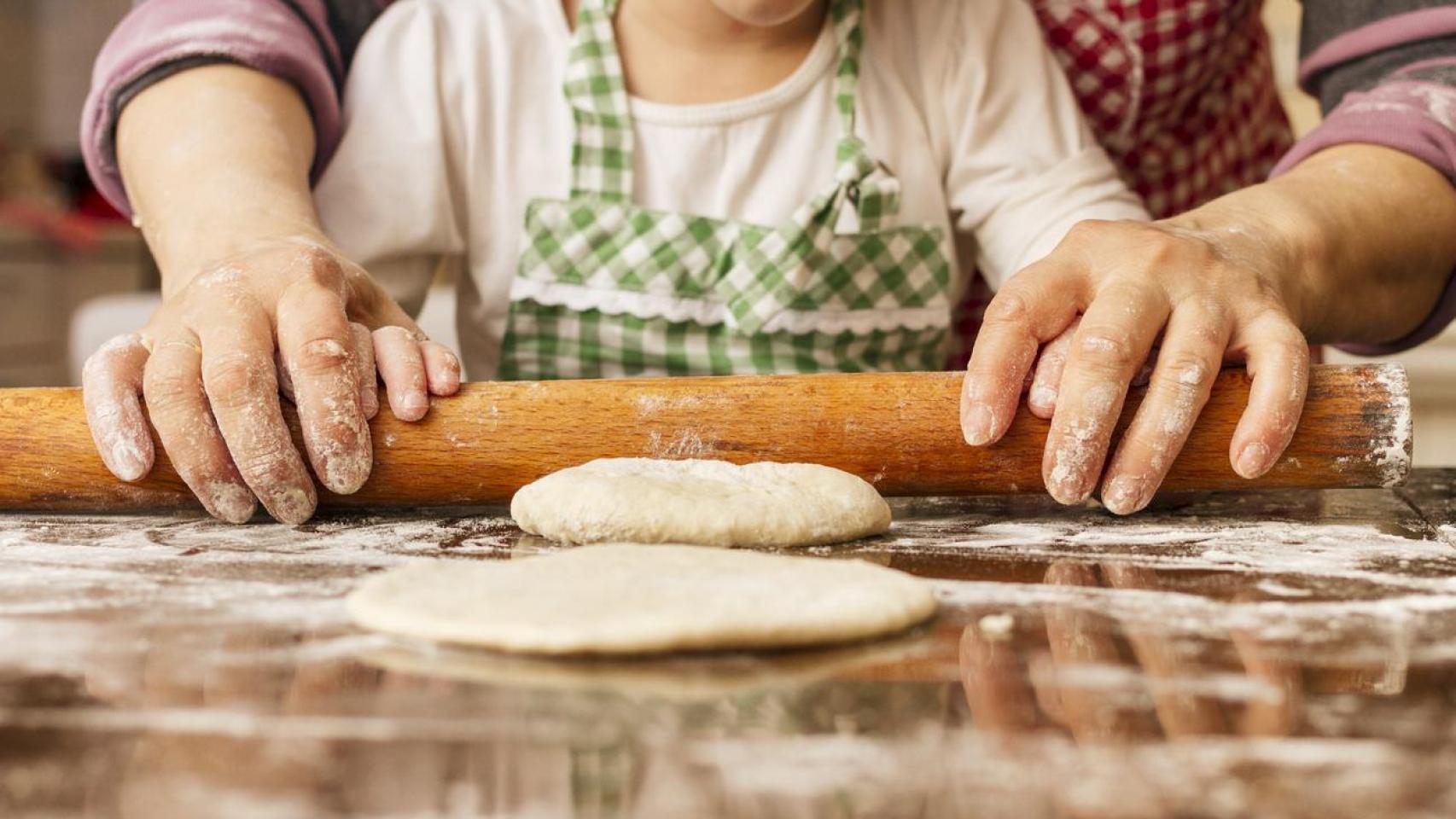 Abuela y nieta amasando.