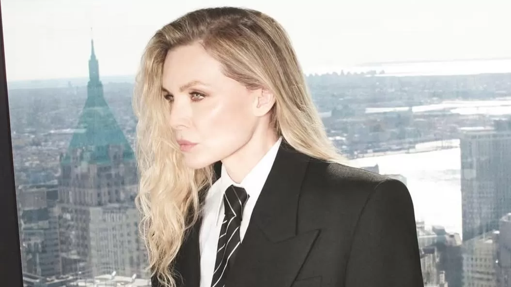 Michelle Pfeiffer se convierte en la nueva musa de Saint Laurent.