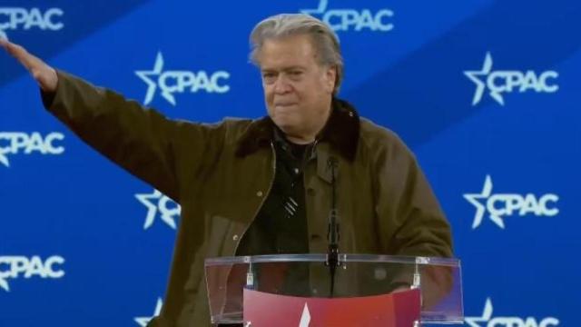 Steve Bannon hizo un saludo nazi el jueves en la conferencia ultra de EEUU.