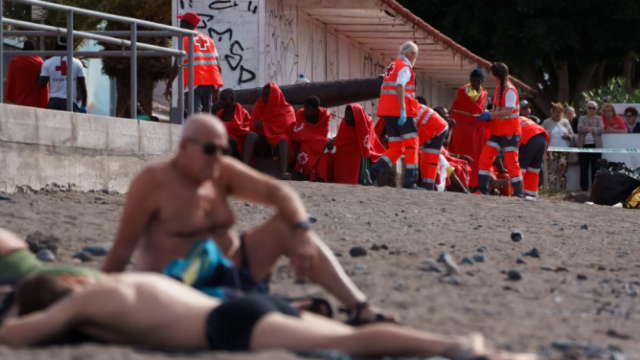 Varios migrantes, entre ellos algunos menores, atendidos en la playa de Las Galletas (Tenerife), el primer cayuco llegado en 2025.