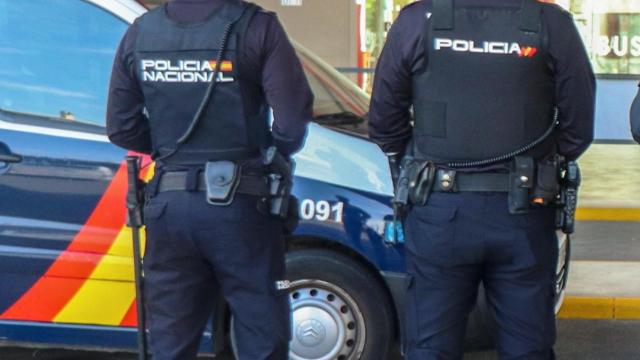 Dos agentes de la Policía Nacional ante la estación de autobuses de Alicante.