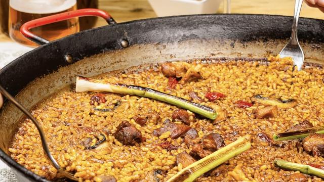 El arroz con pollo campero y ajetes que preparan en Pícaro 1999.