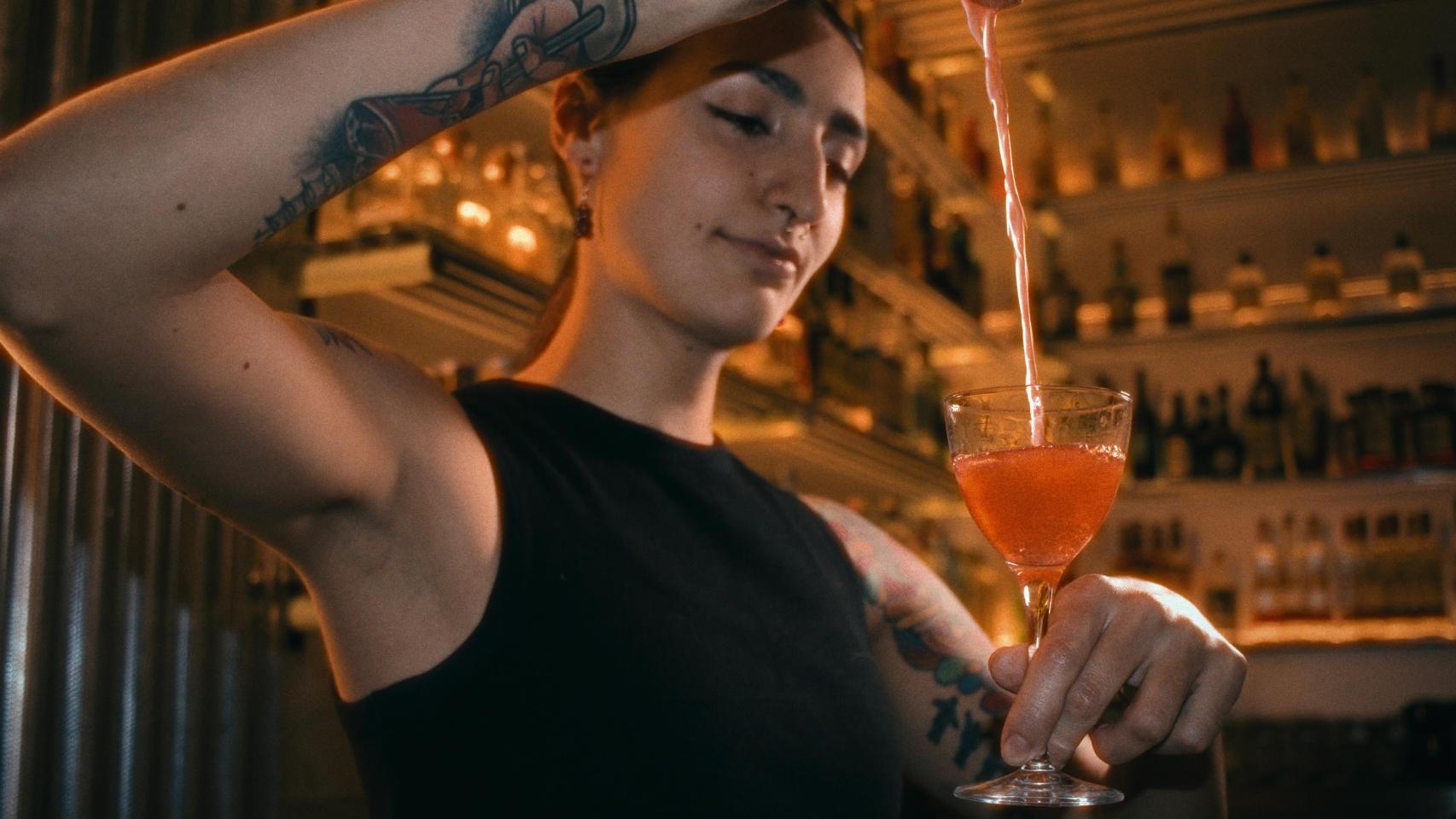 Camila Giraldi, bartender.