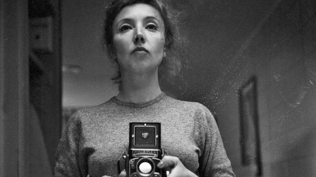 Autorretrato de Oriana Fallaci con su Rolleiflex (1960). Foto: Oriana Fallaci