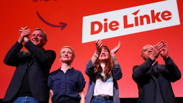 Ines Schwerdtner, Gregor Gysi, Jan van Aken y Heidi Reichinnek, del partido de izquierdas alemán Die Linke, gesticulan en el escenario el día de un acto de campaña, en Berlín