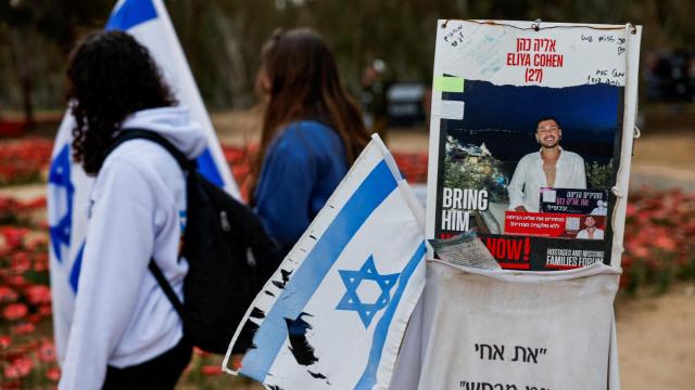 Un cartel con una fotografía de Eliya Cohen, uno de los ciudadanos israelíes secuestrados por Hamás.