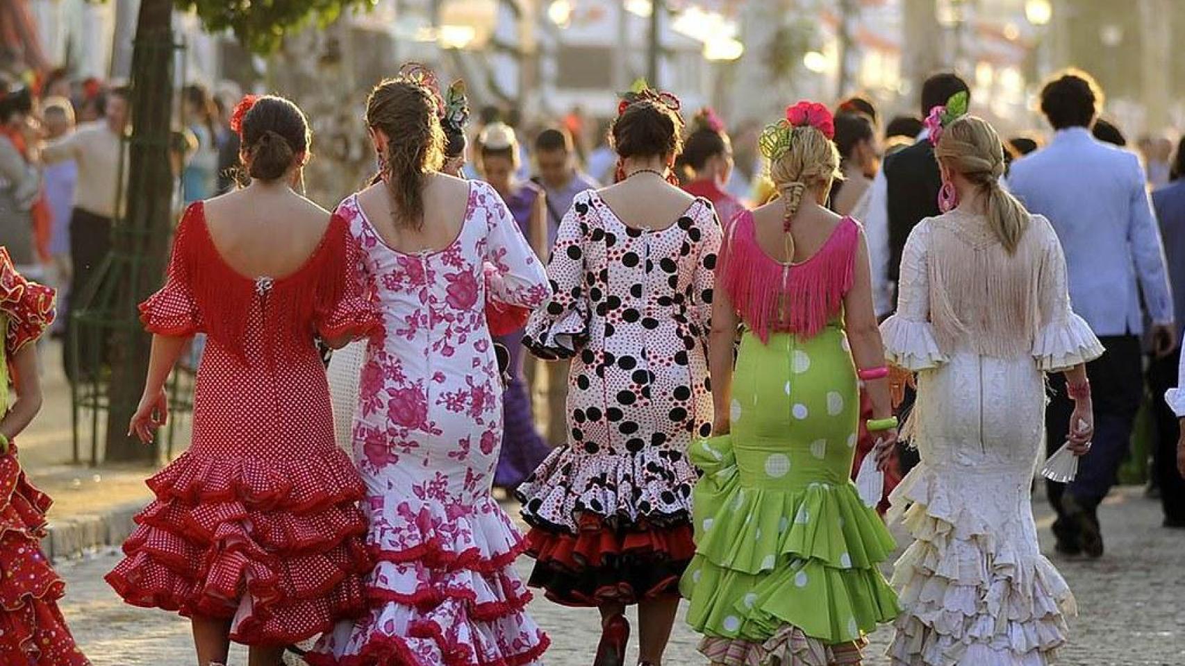 Imagen de recurso de mujeres caminando por el Real de la Feria de Abril.