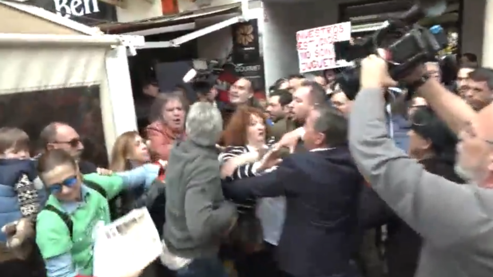 Imagen de los enfrentamientos en Orihuela con los manifestantes, con Carlos Mazón al fondo a la derecha.