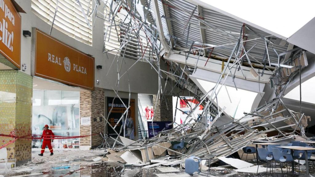Cuatro personas han muerto en Perú por el derrumbe del techo de un centro comercial.