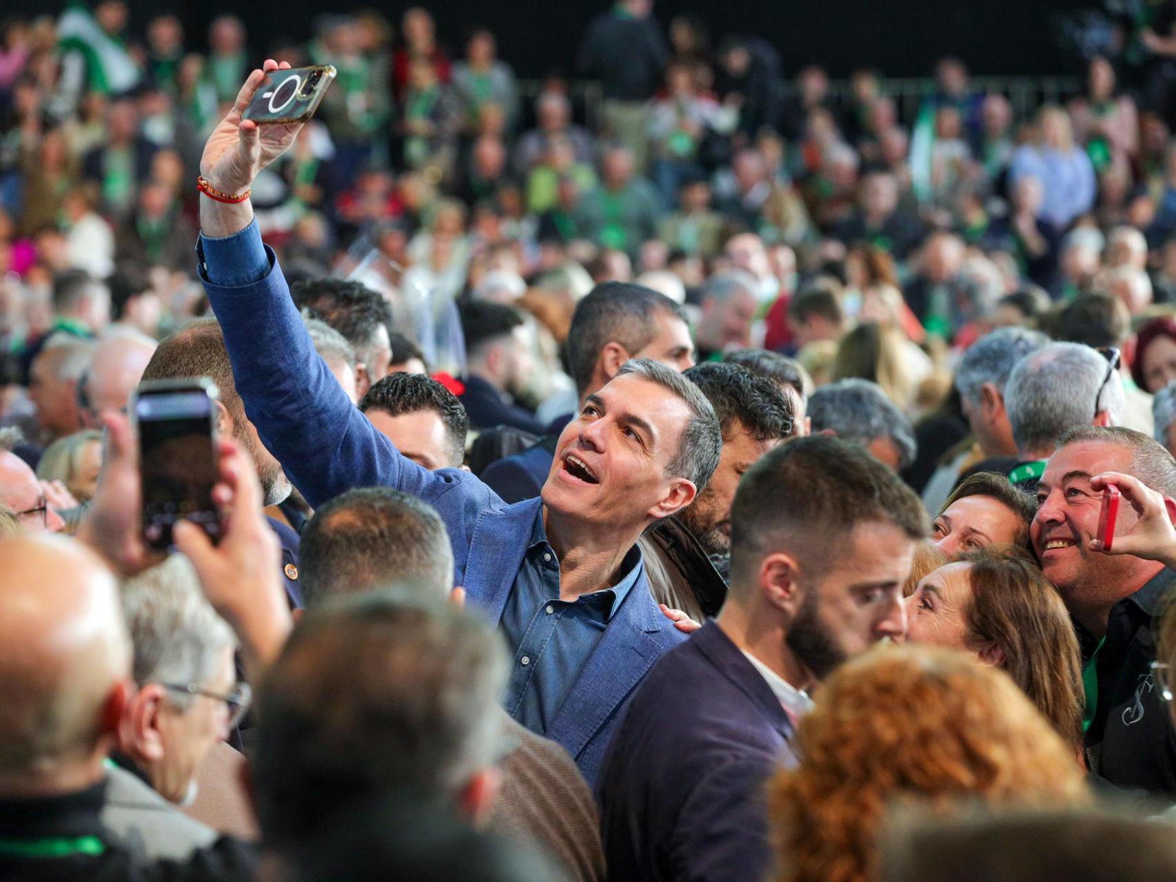 Pedro Sánchez se hace un selfie con varios militantes socialistas, este domingo en la clausura del Congreso del PSOE de Andalucía, celebrado en Granada.
