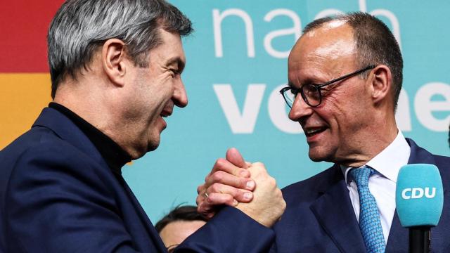 Friedrich Merz celebra con Markus Soeder su victoria electoral, ayer, en Berlín.