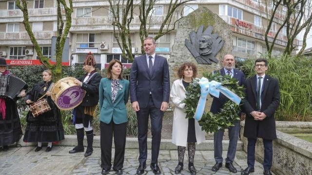Poemas y flores en Santiago para conmemorar el 188 aniversario del nacimiento de Rosalía de Castro