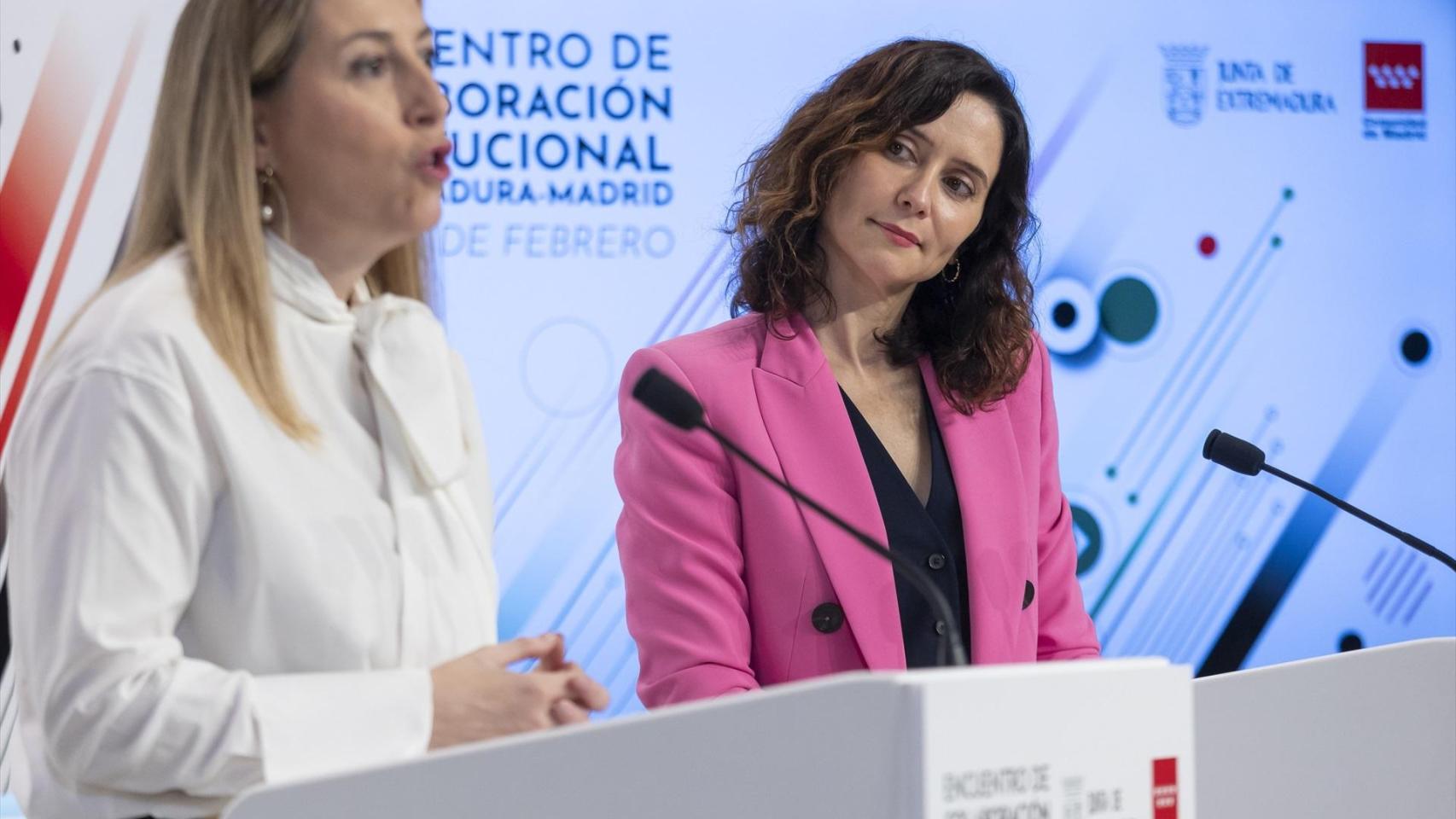Isabel Díaz Ayuso junto a María Guardiola este lunes en una rueda de prensa durante su viaje institucional a Extremadura.