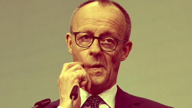 El candidato conservador alemán a la cancillería y líder del partido Unión Demócrata Cristiana (CDU), Friedrich Merz, asiste a una conferencia de prensa después de las elecciones generales.