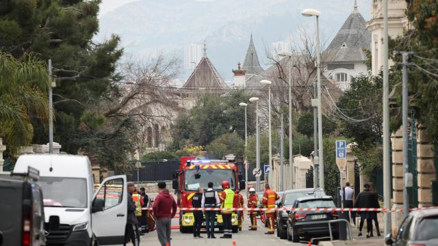Servicios de emergencia frente al consulado ruso en Marsella.