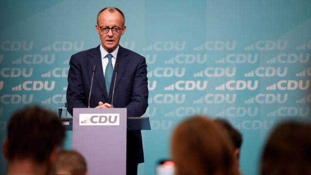 El líder de la Unión Cristianodemócrata (CDU), Friedrich Merz, en una rueda de prensa este lunes.