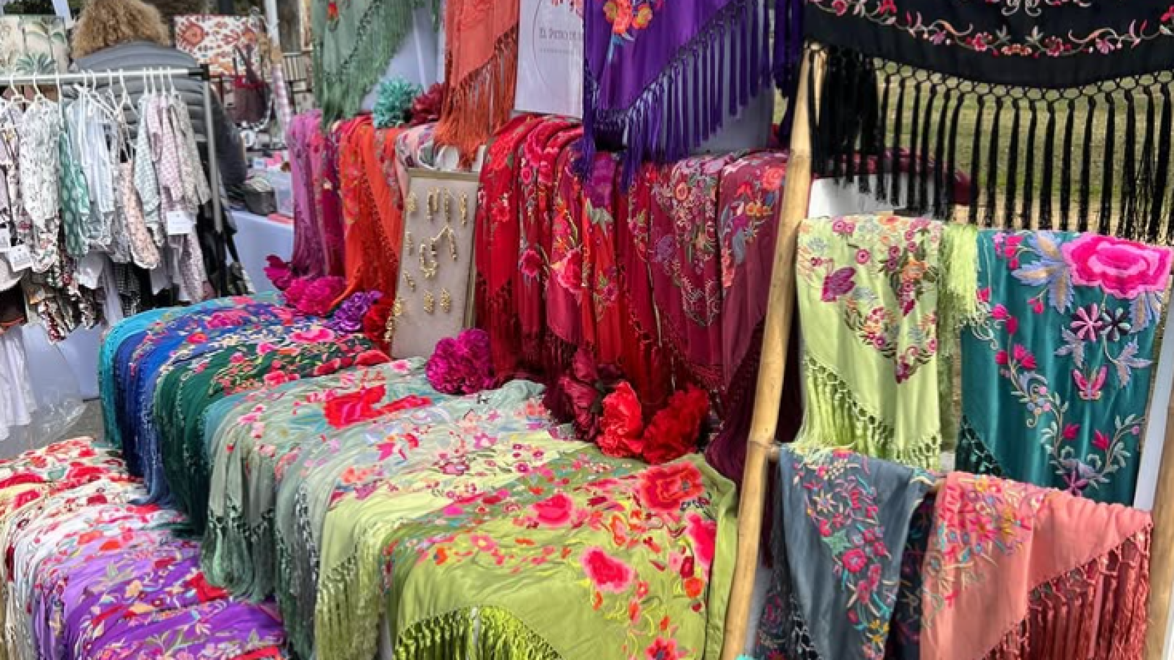 Mantoncillos para trajes de flamenca en el Zoco Parque María Luisa.