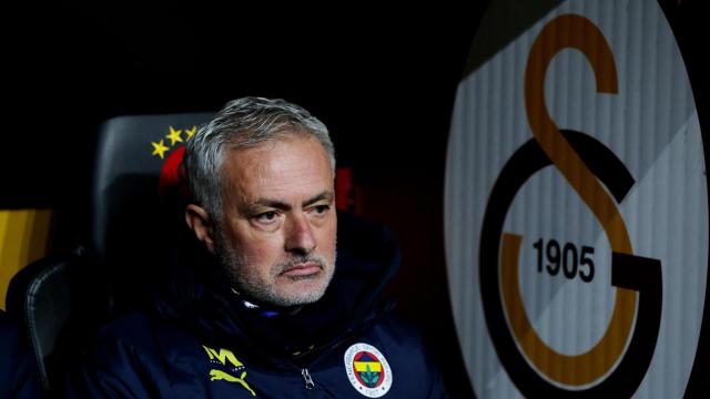 Mourinho, dirigiendo al Fenerbahce en un partido contra el Galatasaray