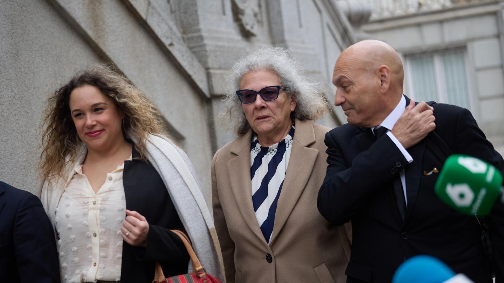 Carmen Pano, en el centro, este martes a su llegada al Tribunal Supremo, donde ha declarado.