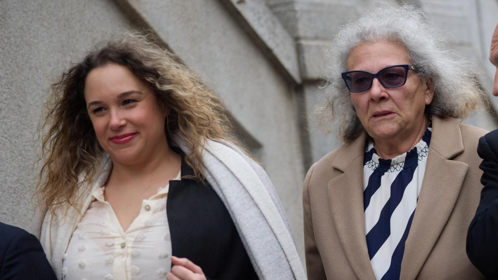 Carmen Pano, a la derecha, este martes a su llegada al Supremo junto a su hija y su abogado Gómez Bermúdez.