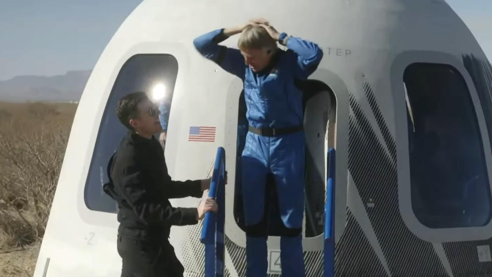 El presentador Jesús Calleja al bajar de la cápsula de Blue Origin.