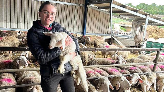 Laura Martínez Domínguez en su explotación de San Esteban de Villacalbiel