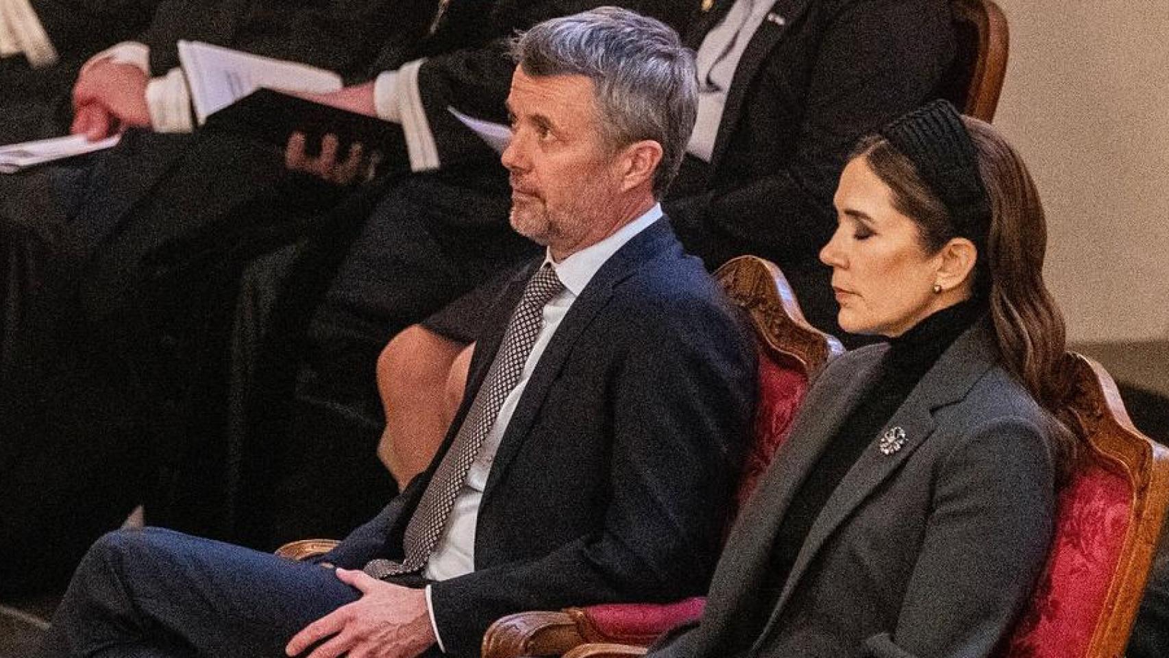 Federico y Mary de Dinamarca, en una misa por el tercer año de la guerra de Ucrania.