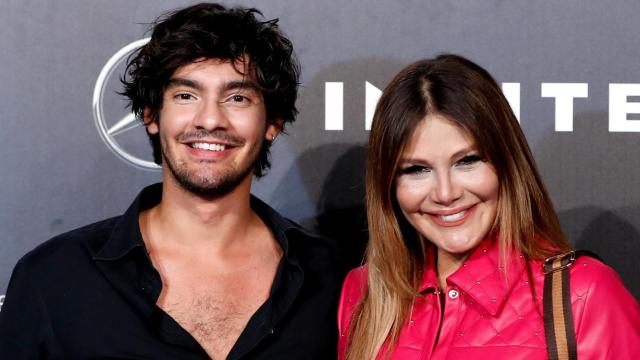 lex Reyes, el hijo de Pepe Navarro e Ivonne Reyes, junto a su madre en un acto público en Madrid, en 2021.