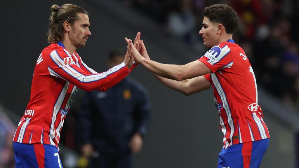 Griezmann y Julián Álvarez, durante un partido del Atlético de Madrid
