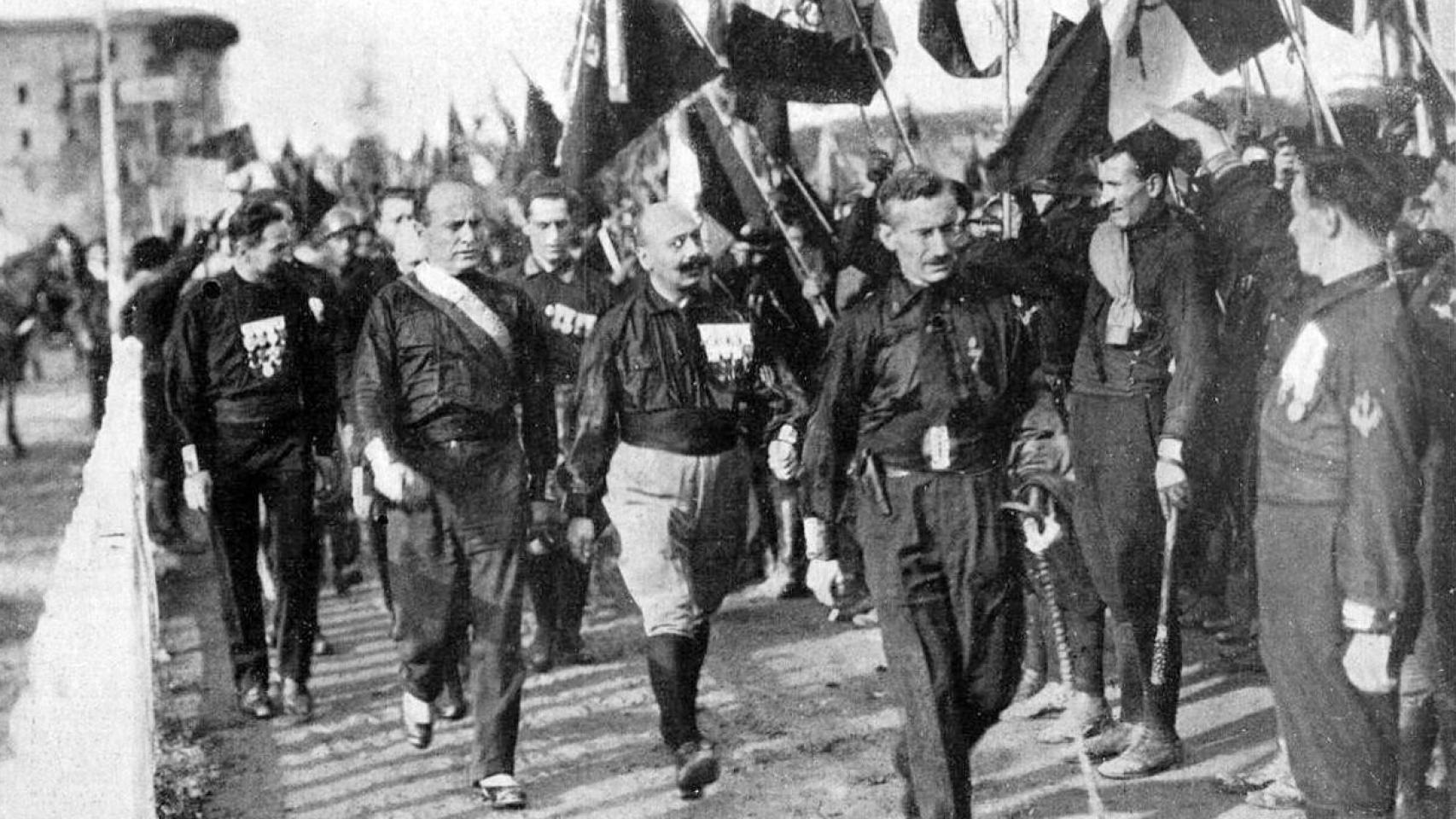 Los camisas negras, en Bolonia, con Mussolini al frente, en plena marcha hacia Roma.