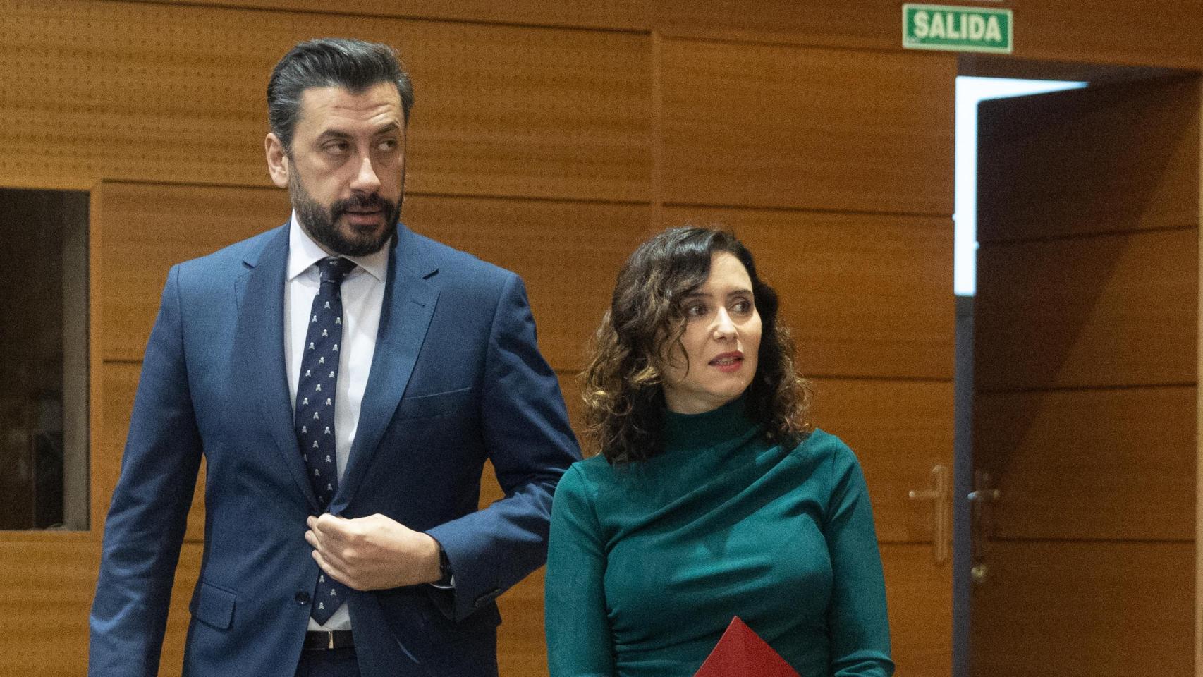 La presidenta de la Comunidad de Madrid, Isabel Díaz Ayuso, y el portavoz del PP en la Asamblea de Madrid, Carlos Díaz-Pache, durante un pleno en la Asamblea de Madrid.