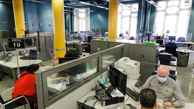 Personas atendidas en la Agencia Tributaria en una foto de archivo.