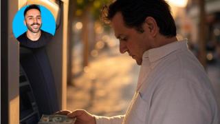 Hombre sacando dinero de un cajero.