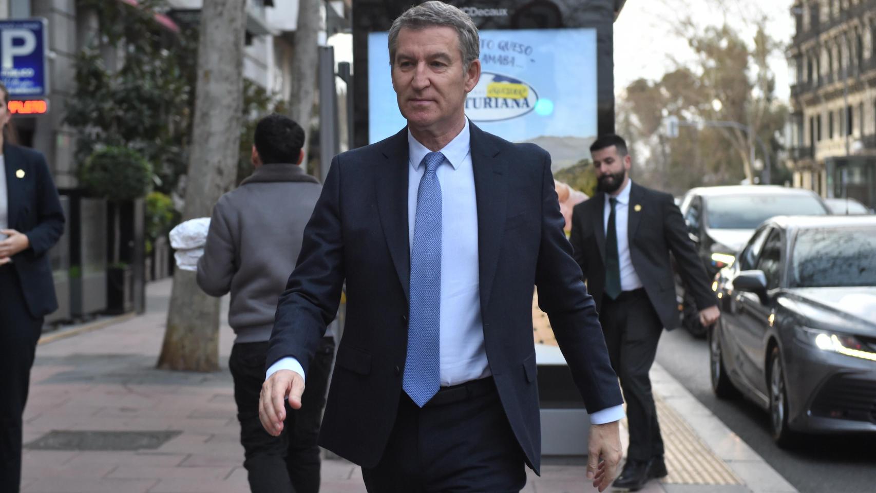 El presidente del Partido Popular, Alberto Núñez Feijóo, llega al foro ‘Nuevos retos, nuevas respuestas’ organizado por Madrid Foro Empresarial.