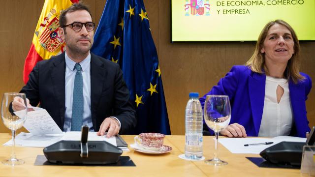 El ministro de Economía, Comercio y Empresa, Carlos Cuerpo, y la secretaria general del Tesoro y Financiación Internacional, Paula Conthe.
