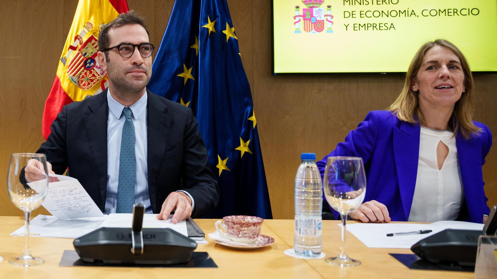 Wl ministro de Economía, Comercio y Empresa, Carlos Cuerpo, y la secretaria general del Tesoro y Financiación Internacional, Paula Conthe.