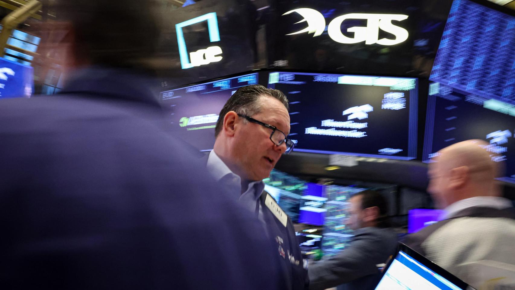 Varios trabajadores en el parqué de la Bolsa de Nueva York.