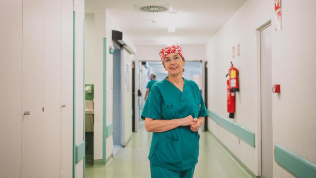 La especialista Yolanda Quijano, a las puertas de los quirófanos del Hospital de Sanchinarro.