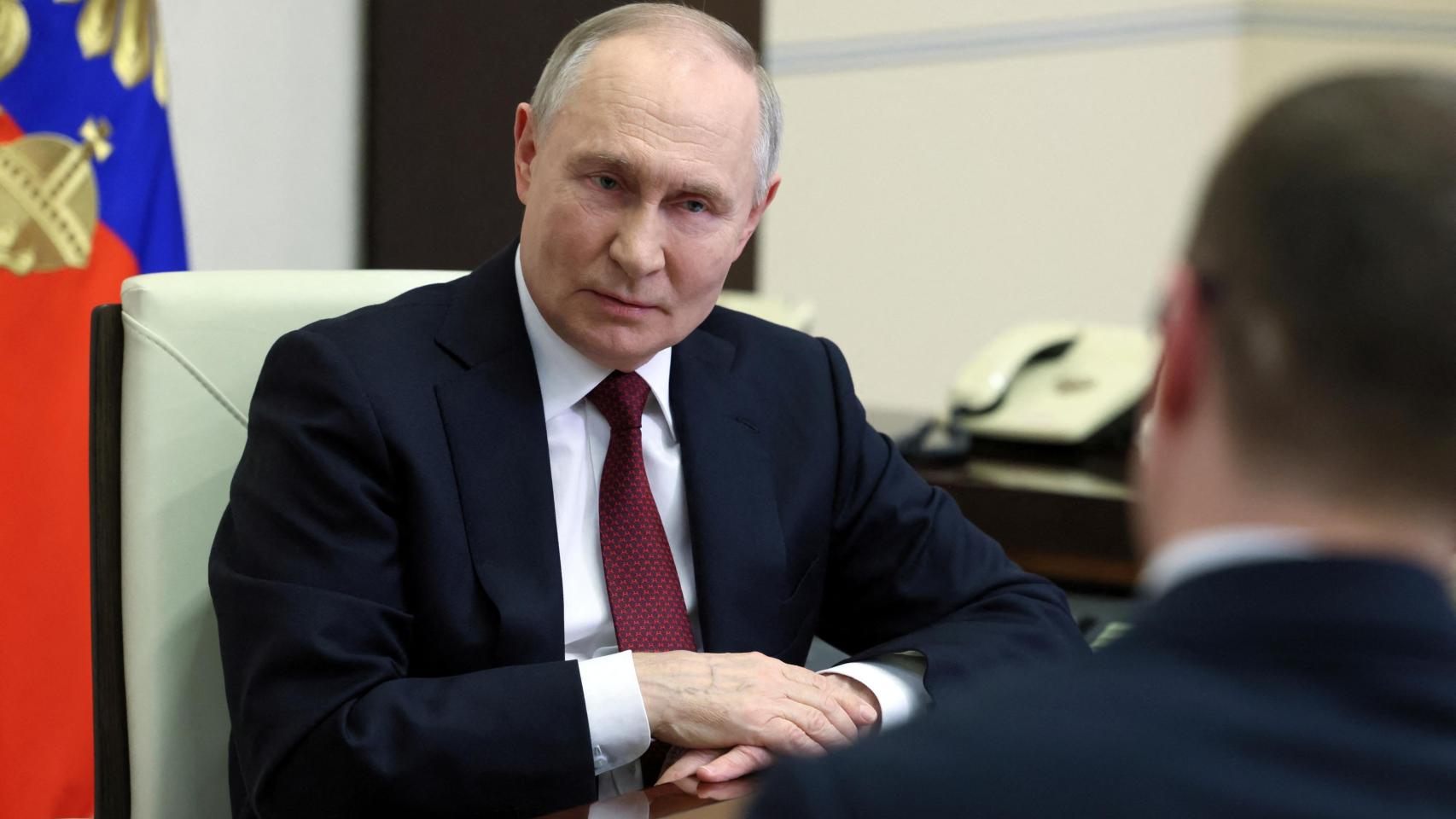 El presidente ruso, Vladímir Putin, habla con el corresponsal de la televisión estatal en el Kremlin, Pável Zarubin, en su residencia a las afueras de Moscú, Rusia, 24 de febrero de 2025.