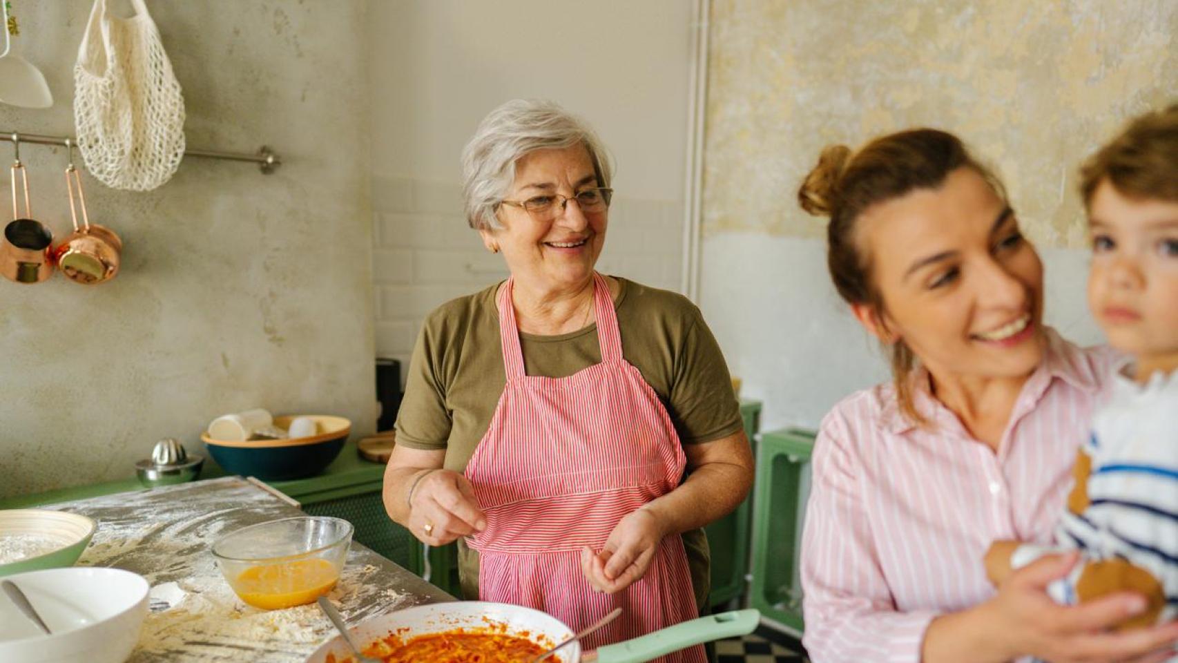 Abuela cocinando.