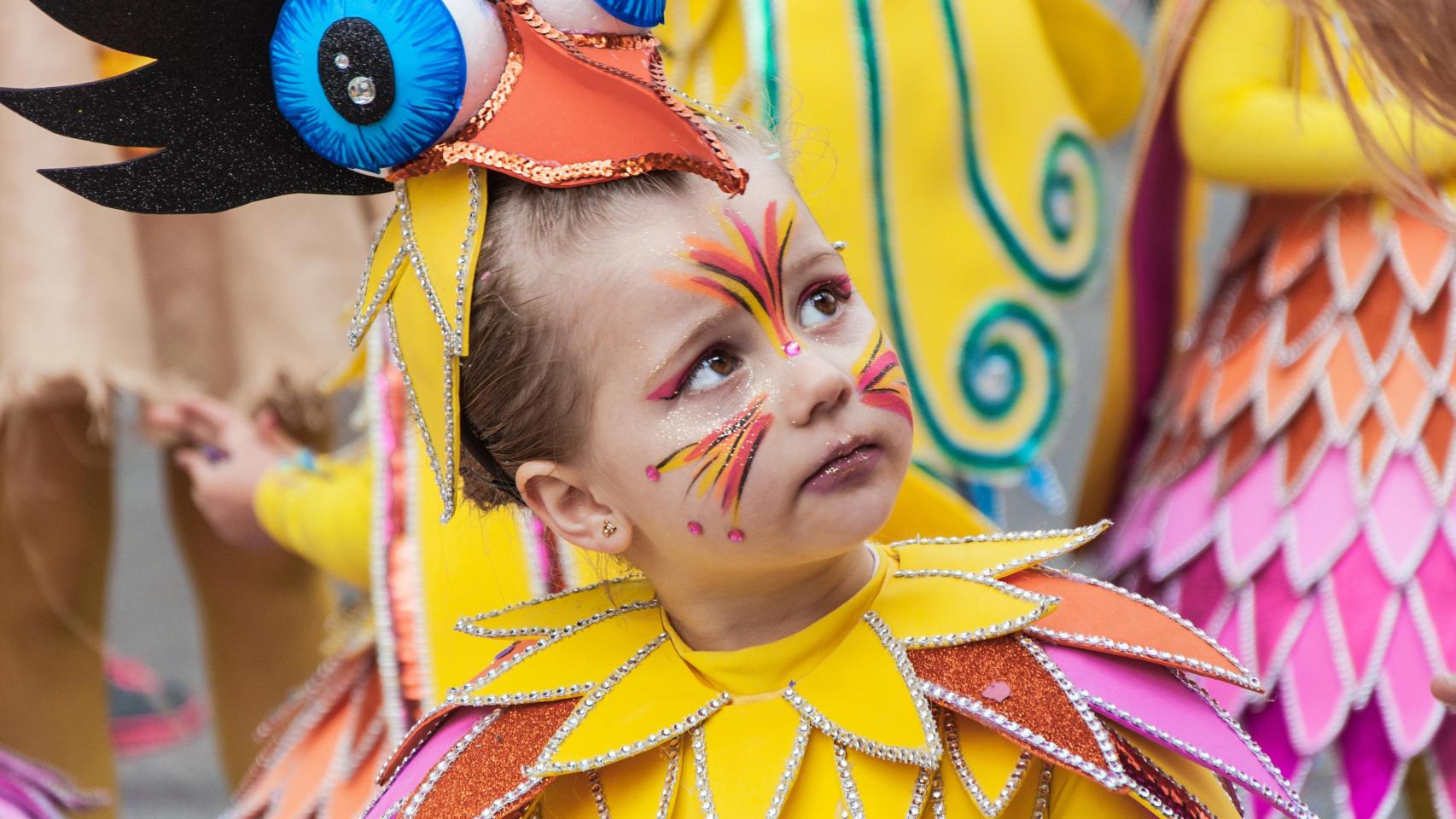 Una niña con un disfraz